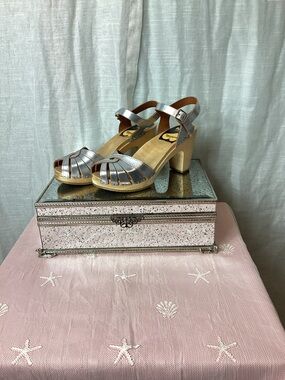 Swedish Hasbeens Silver Clog Sandals; Size: 36